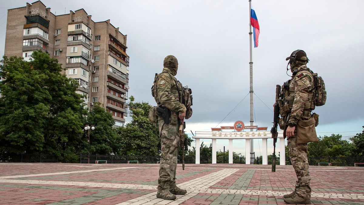 U Melitopolu hoří ruská vojenská základna, další údery Ukrajinců následují